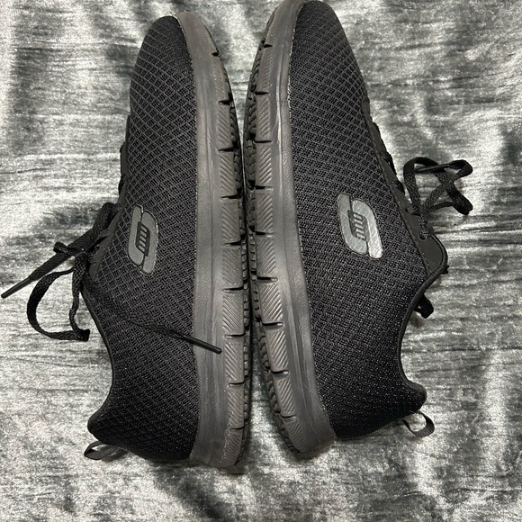 💦💧Sketchers slip resistant; relaxed fit, memory foam women’s shoes. 💧💦 - Picture 3 of 4